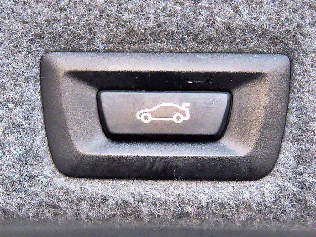 BMW 7-Series — photo 16