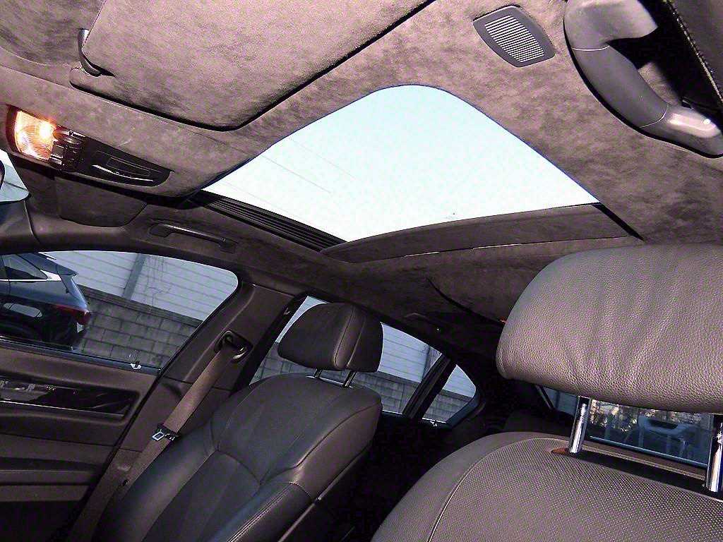 BMW 7-Series — photo 17