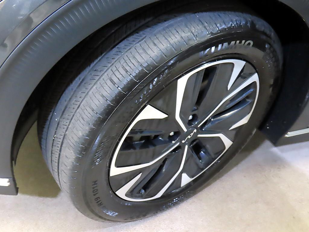 Kia EV6 — photo 20