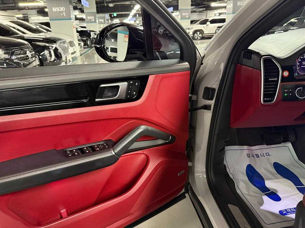 Porsche Cayenne — photo 12