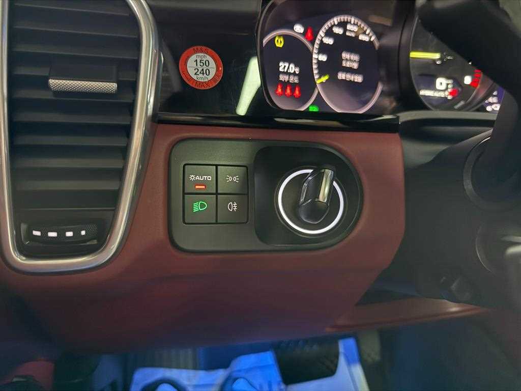 Porsche Cayenne — photo 13
