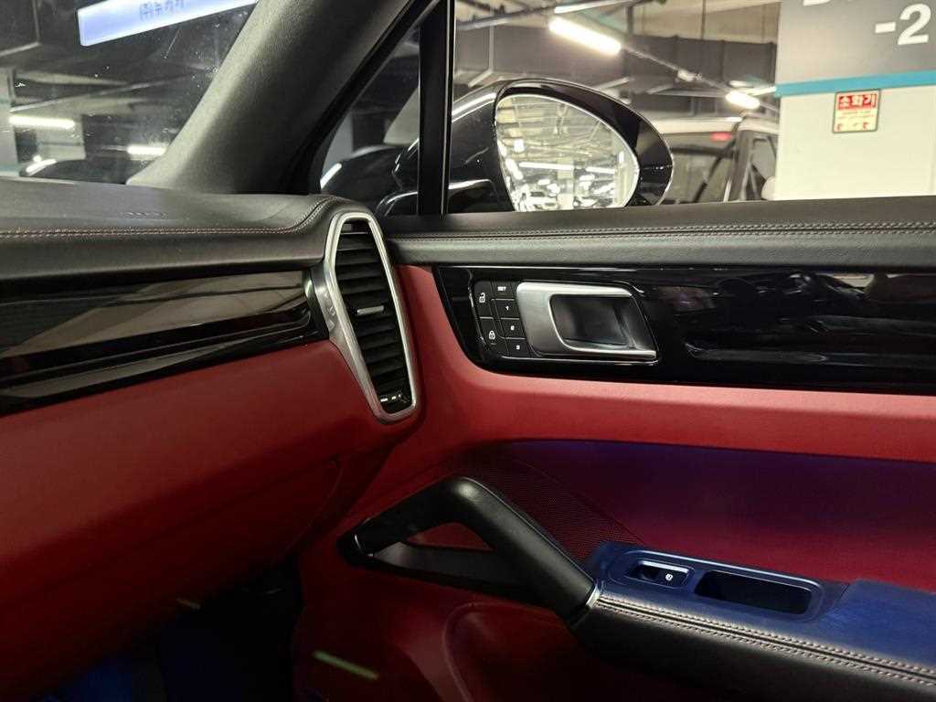 Porsche Cayenne — photo 16