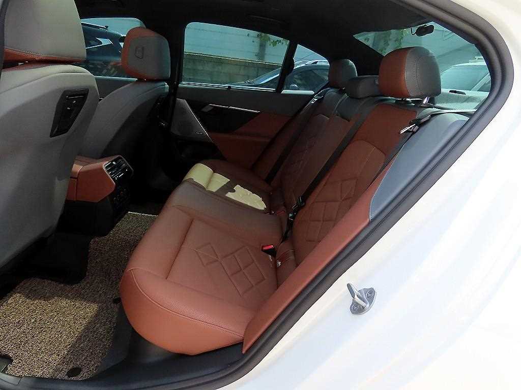 BMW 5-Series — photo 06
