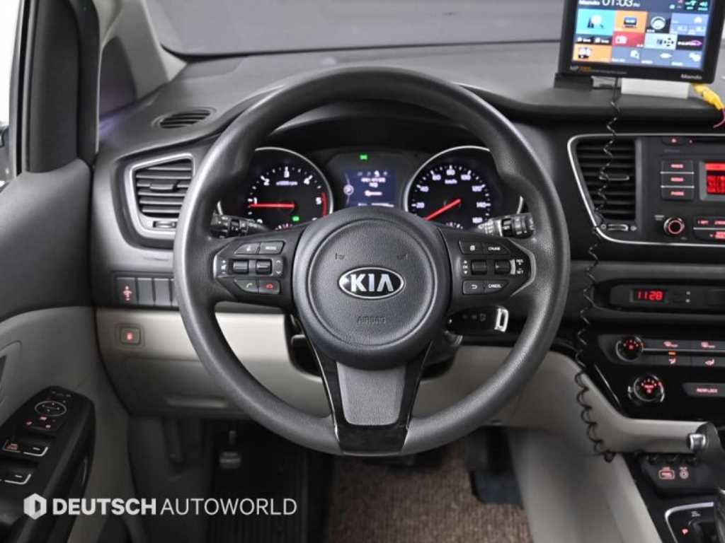 Kia Carnival — photo 13