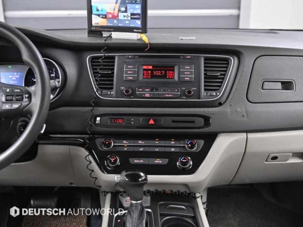 Kia Carnival — photo 14