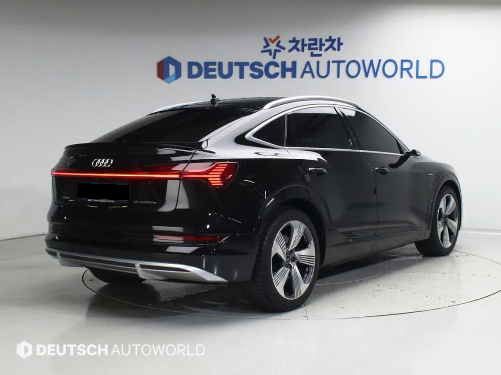 Audi e-tron — photo 02