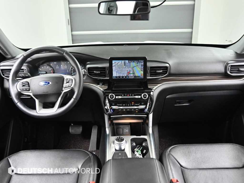 Ford Explorer — photo 07