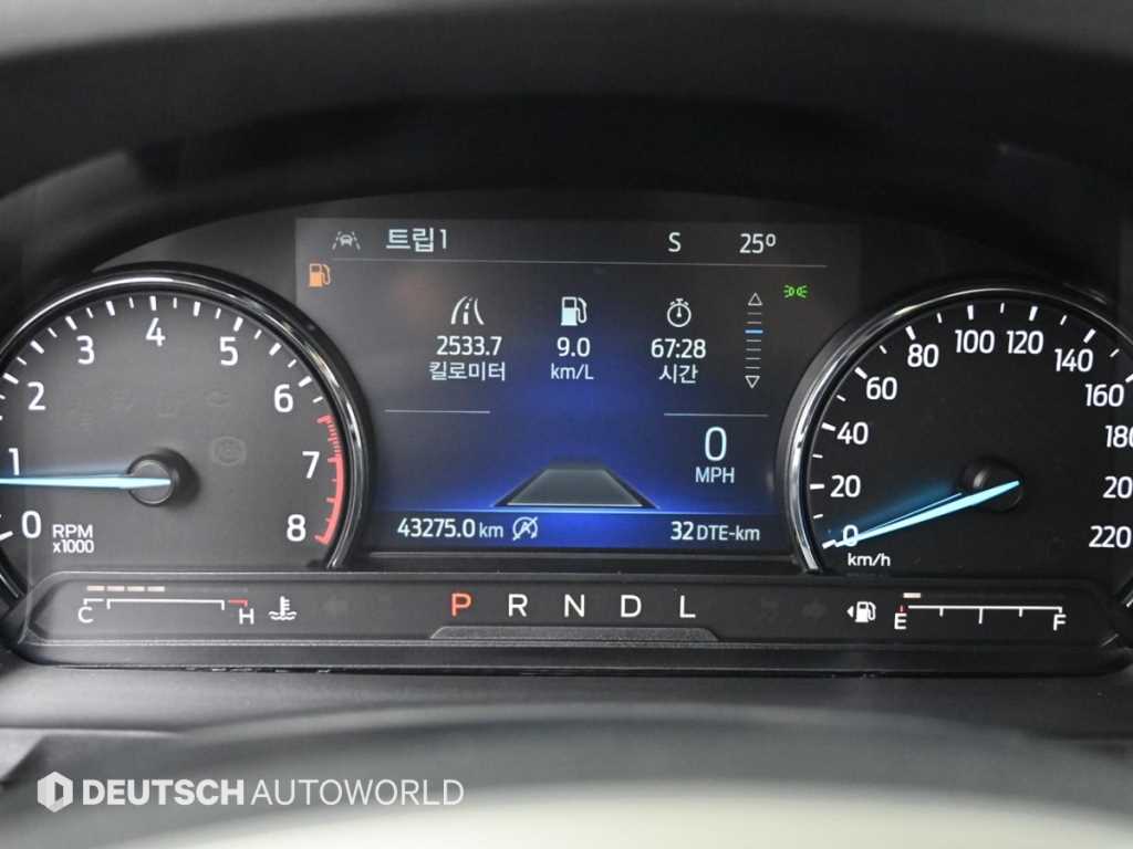 Ford Explorer — photo 08