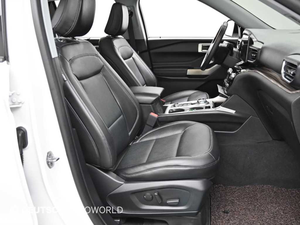 Ford Explorer — photo 10