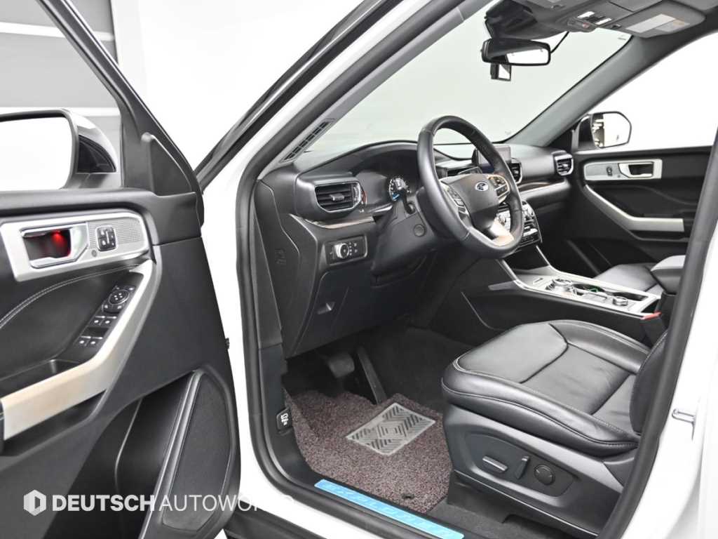 Ford Explorer — photo 11