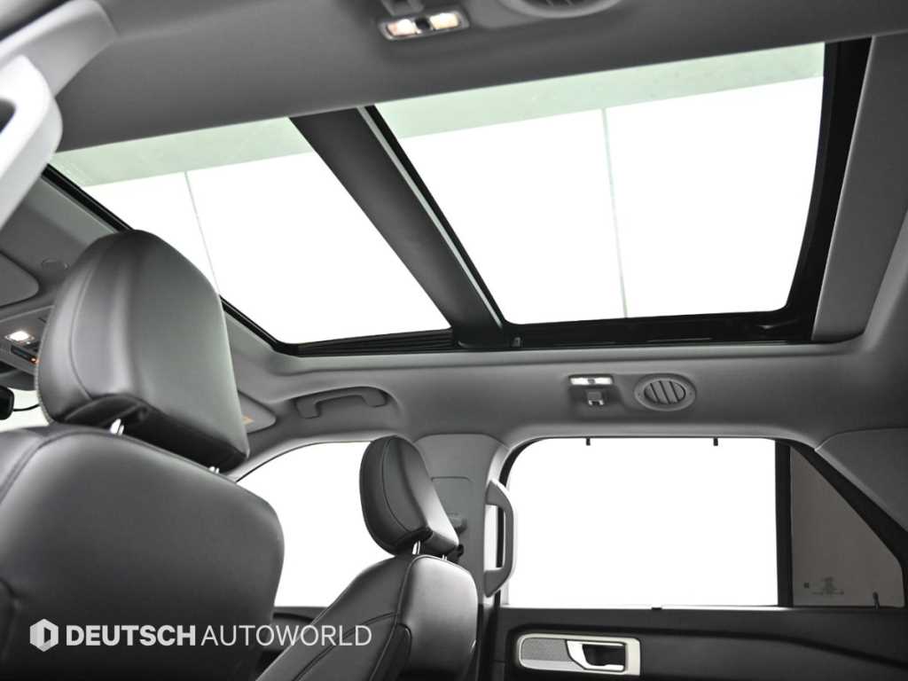 Ford Explorer — photo 18