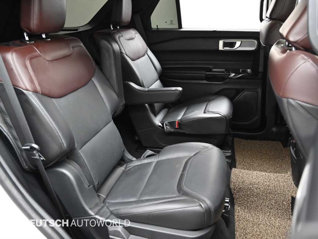 Ford Explorer — photo 12