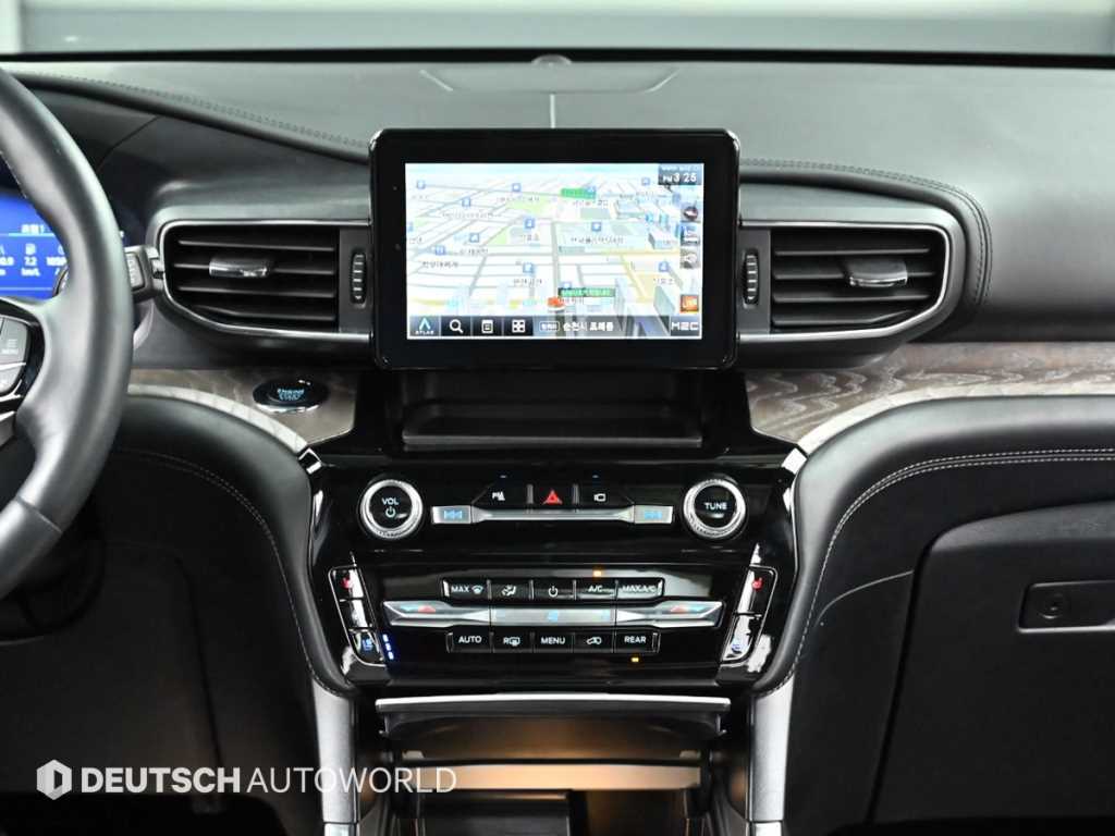 Ford Explorer — photo 14
