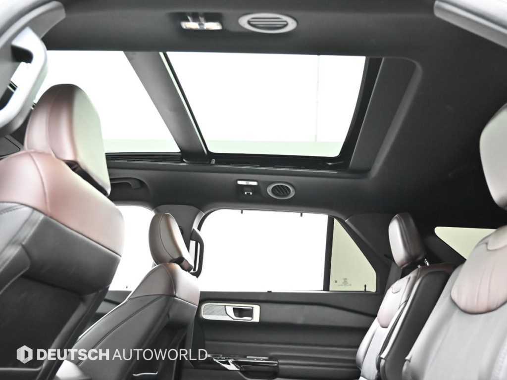 Ford Explorer — photo 18