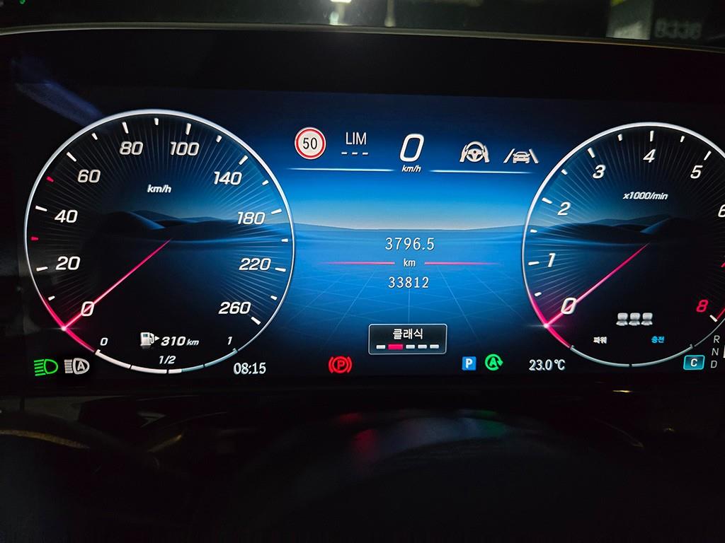 Mercedes-Benz E-Class — photo 08