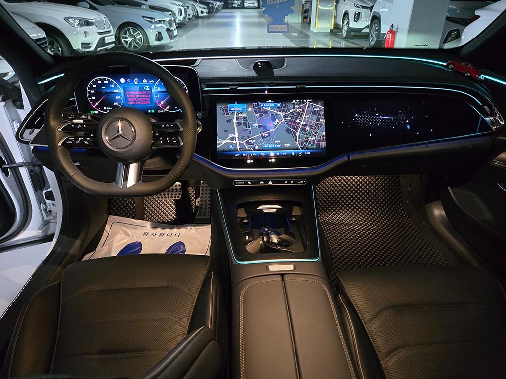 Mercedes-Benz E-Class — photo 09