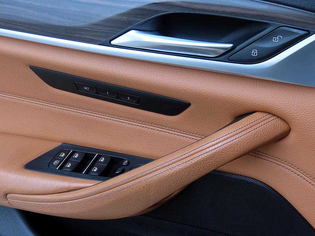 BMW 5-Series — photo 12