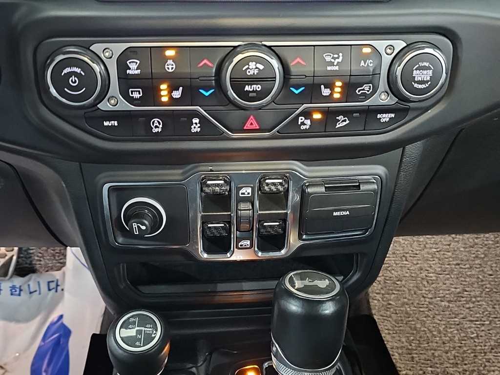 Jeep Wrangler — photo 10