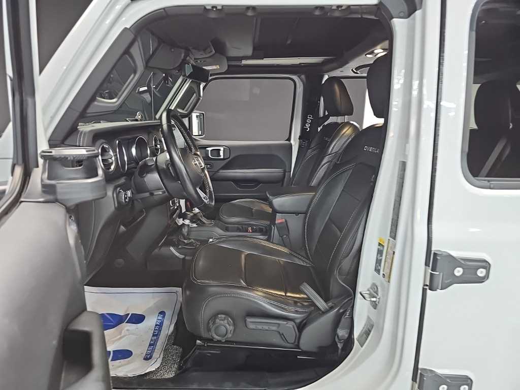 Jeep Wrangler — photo 11