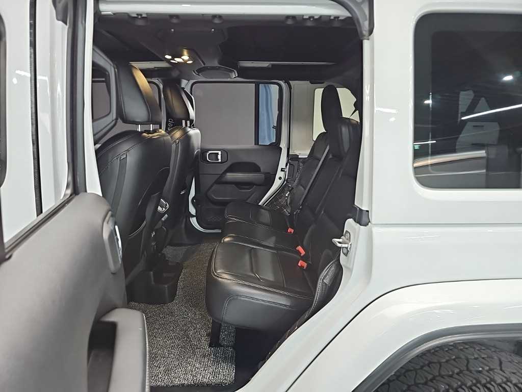 Jeep Wrangler — photo 12