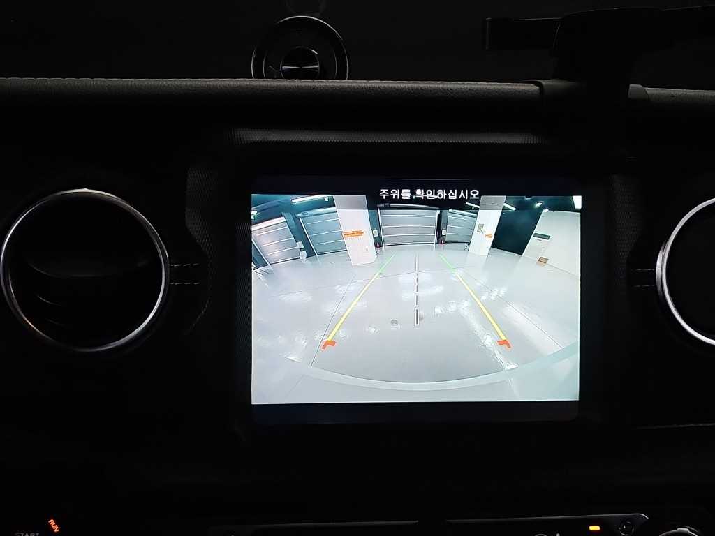 Jeep Wrangler — photo 14