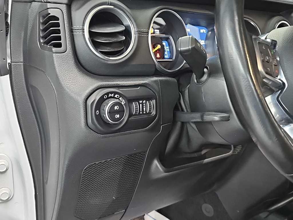 Jeep Wrangler — photo 16