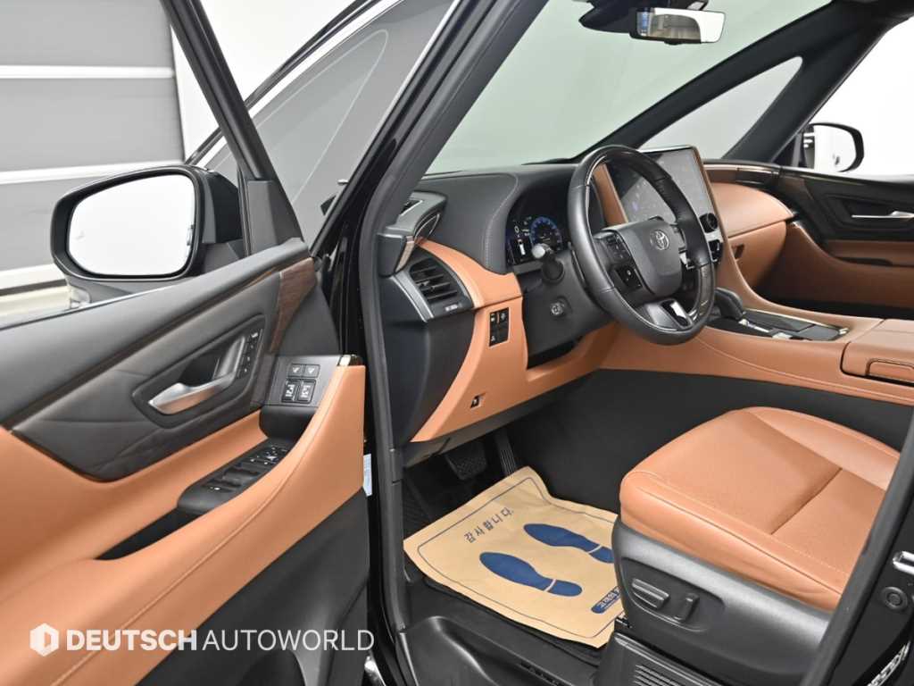 Toyota Alphard — photo 11