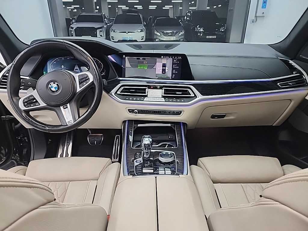 BMW X7 — photo 08