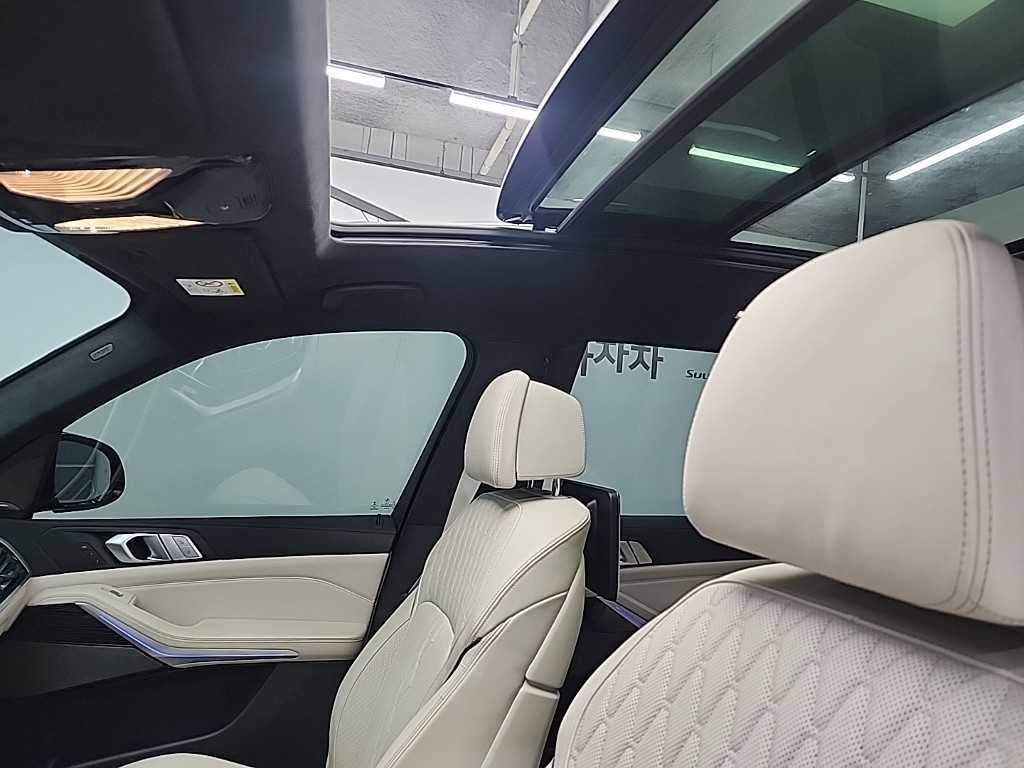 BMW X7 — photo 17