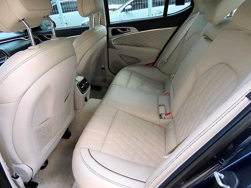 Genesis G70 — photo 06