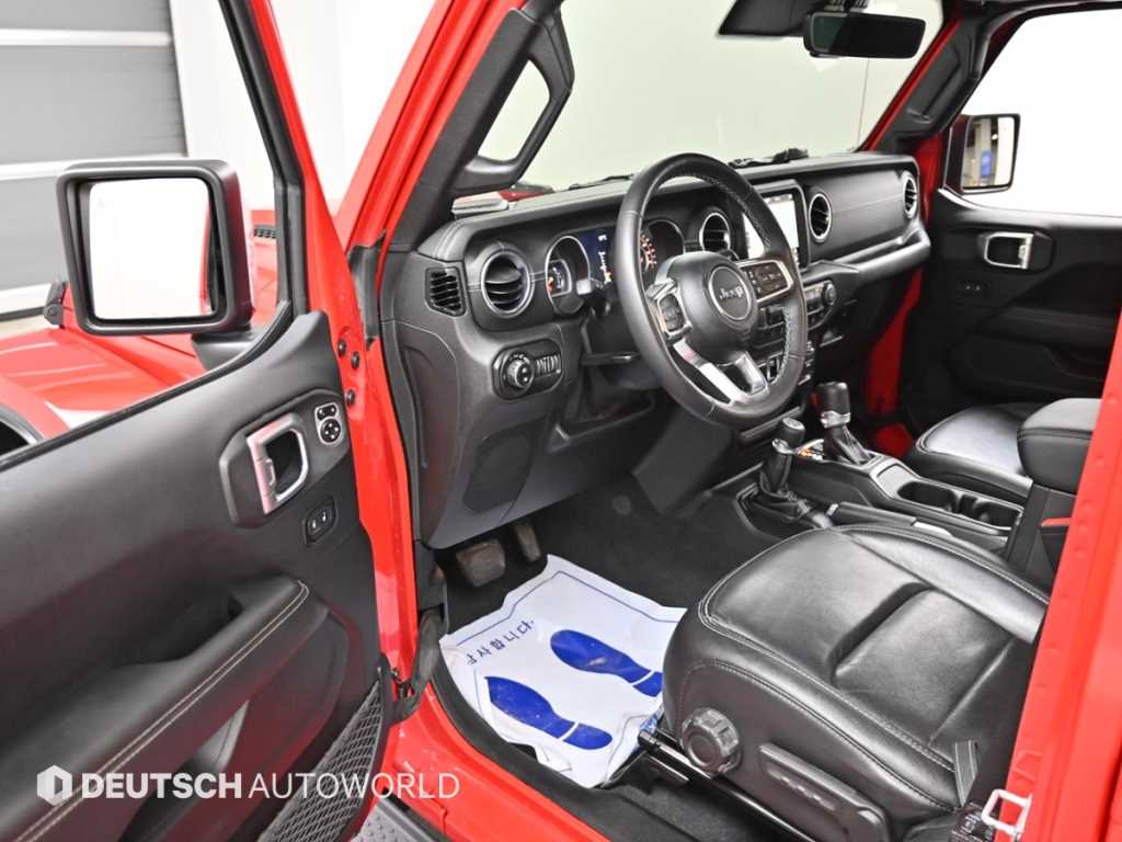 Jeep Wrangler — photo 11