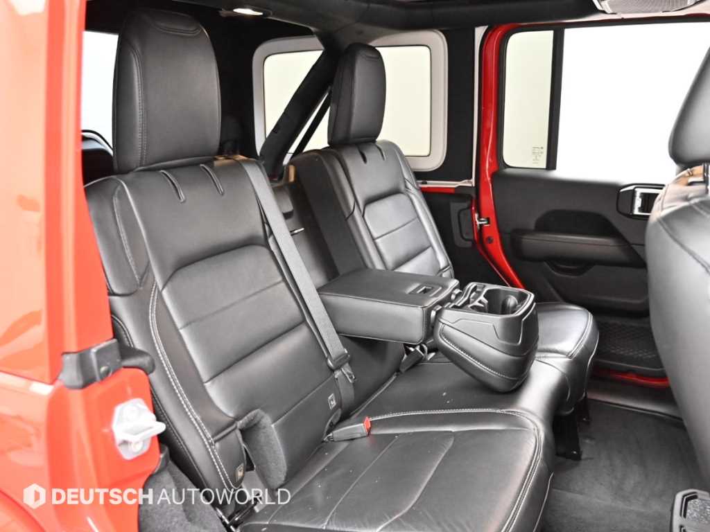 Jeep Wrangler — photo 12