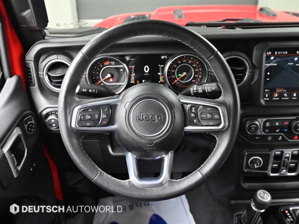 Jeep Wrangler — photo 13
