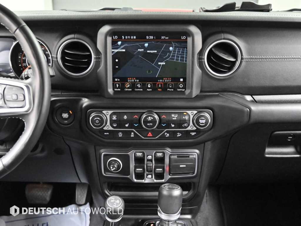 Jeep Wrangler — photo 14