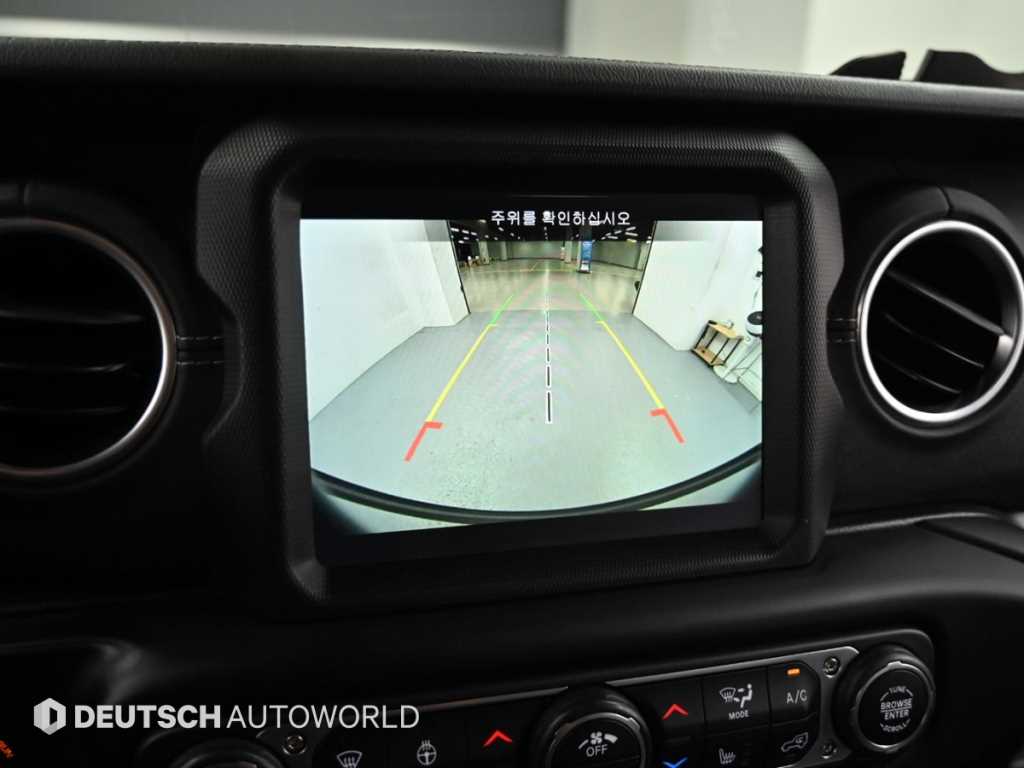 Jeep Wrangler — photo 15