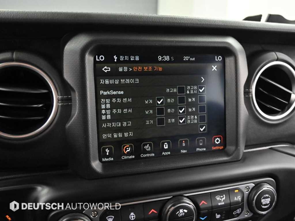 Jeep Wrangler — photo 16