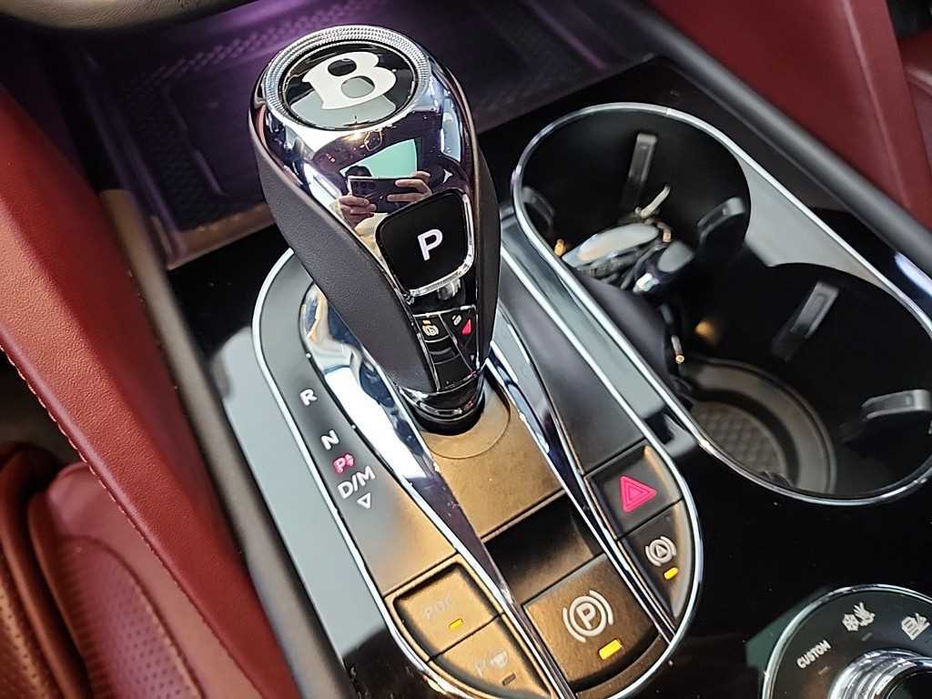 Bentley Bentayga — photo 08
