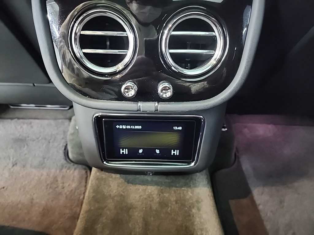 Bentley Bentayga — photo 13