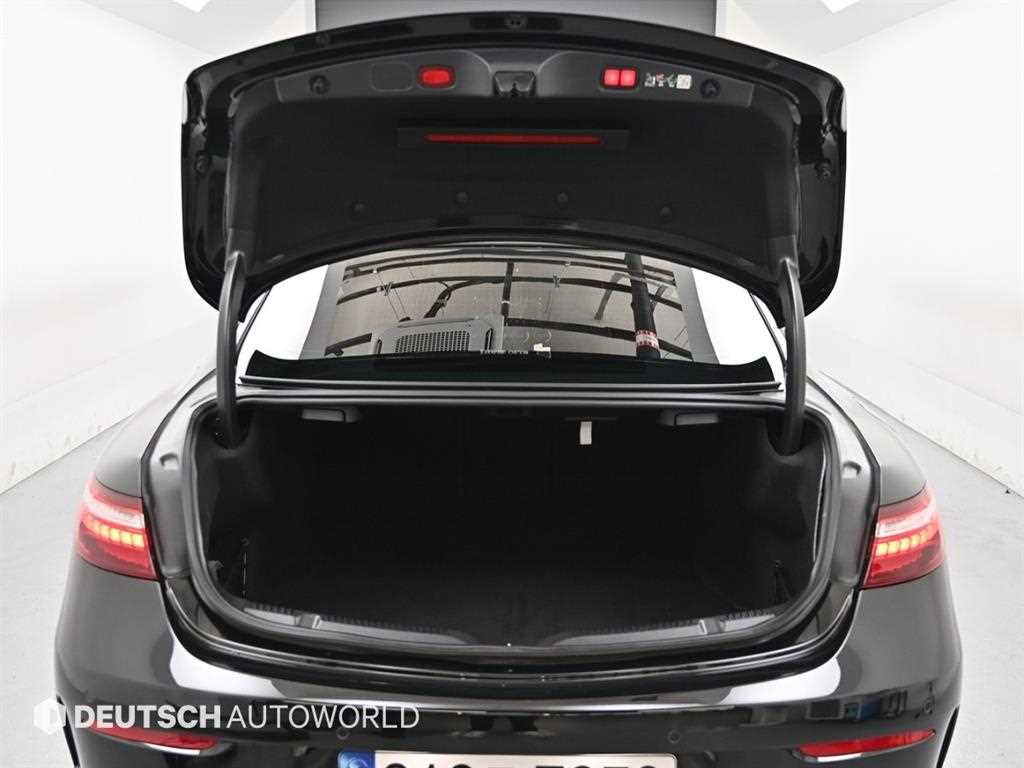 Mercedes-Benz E-Class — photo 19