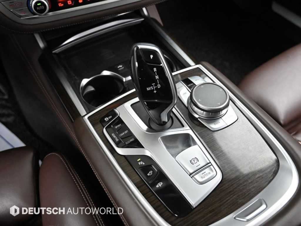 BMW 7-Series — photo 09