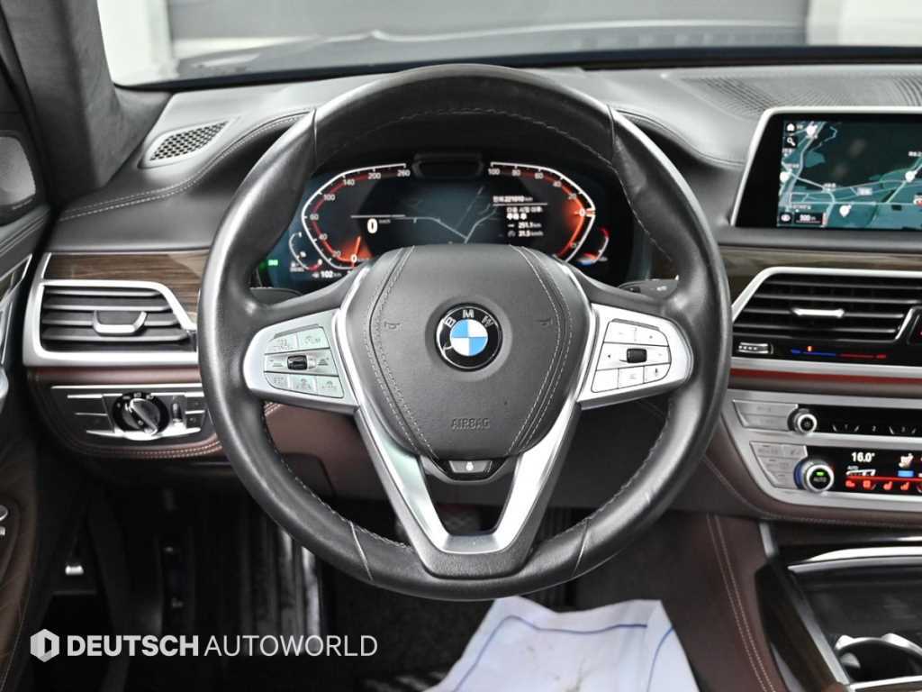 BMW 7-Series — photo 13