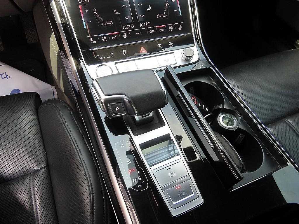 Audi A8 — photo 11