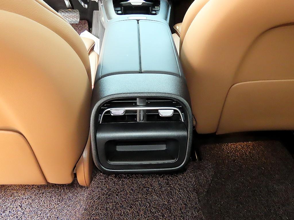 Mercedes-Benz E-Class — photo 17