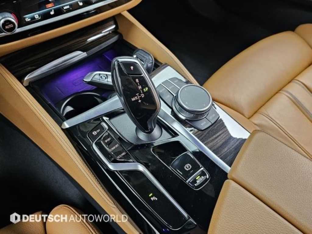 BMW 5-Series — photo 09