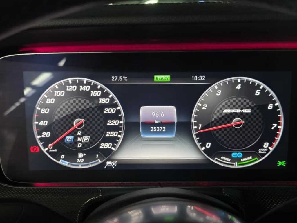 Mercedes-Benz E-Class — photo 09