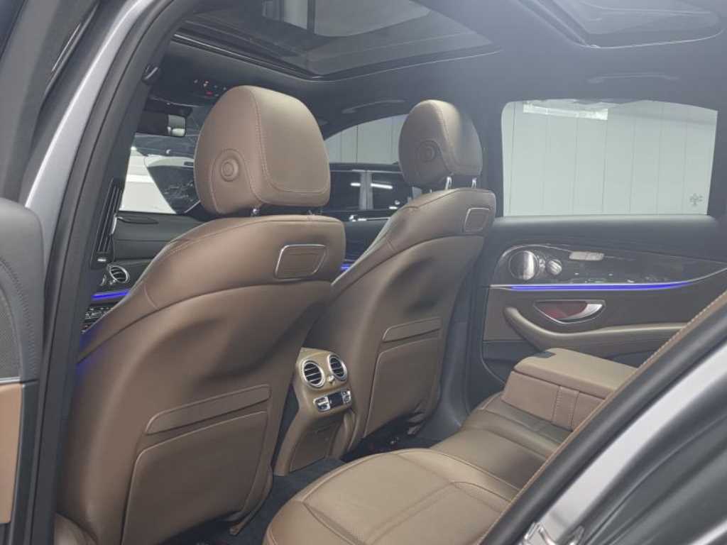 Mercedes-Benz E-Class — photo 12