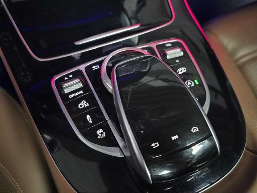 Mercedes-Benz E-Class — photo 17
