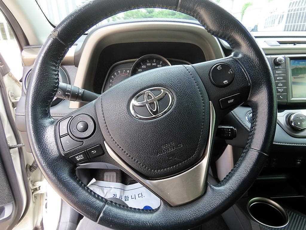 Toyota RAV4 — photo 08