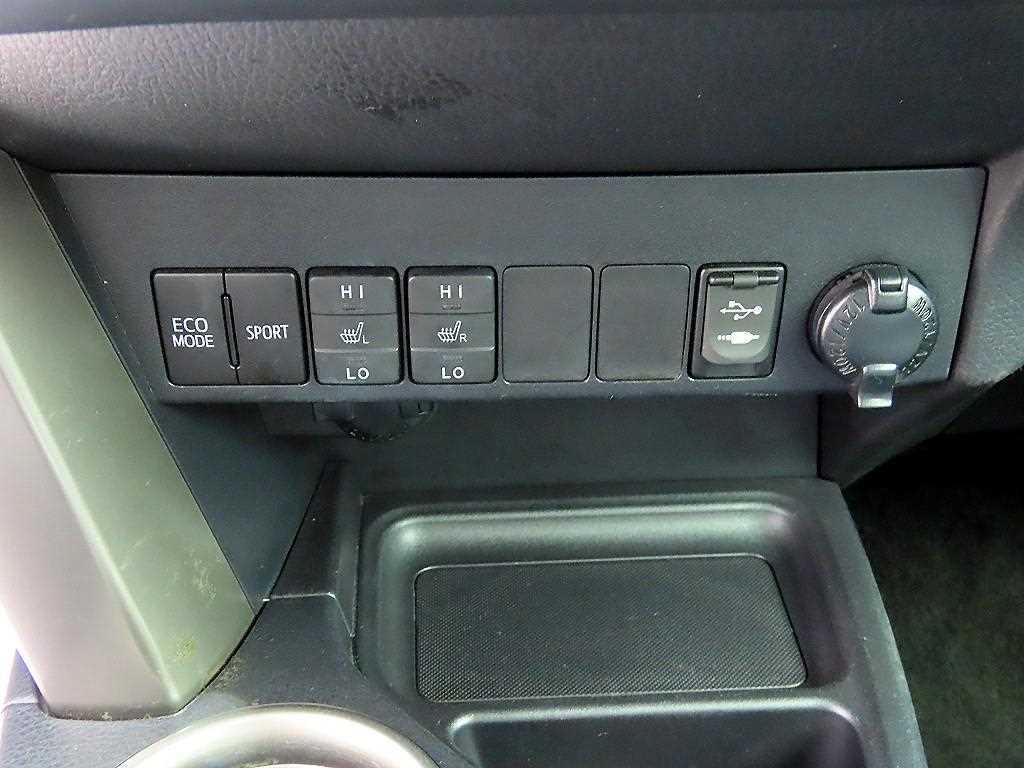 Toyota RAV4 — photo 13