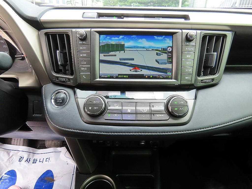Toyota RAV4 — photo 14